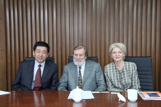 世界著名未来学家约翰.奈斯比特访问公司 5.jpg