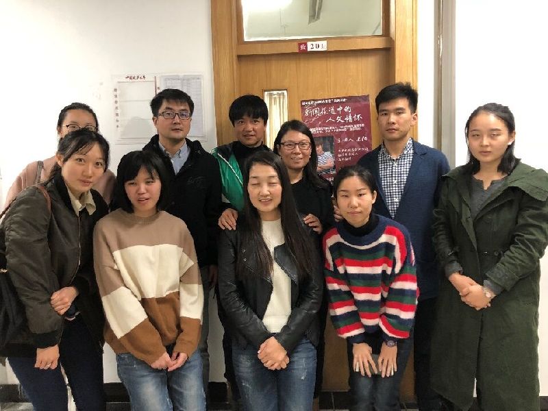 新闻学院“光明大讲堂”系列讲座——新闻报道中的人文情怀 新闻学院“光明大讲堂”系列讲座——新闻报道中的人文情怀