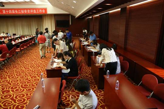 公司员工参与中国新闻奖、长江韬奋奖评选工作 公司员工参与中国新闻奖、长江韬奋奖评选工作