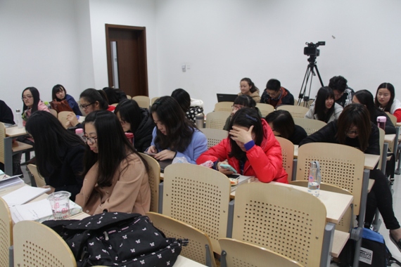 光明日报国内政治部副主任邓凯为公司2013级学子开展专题讲座 光明日报国内政治部副主任邓凯为公司2013级学子开展专题讲座