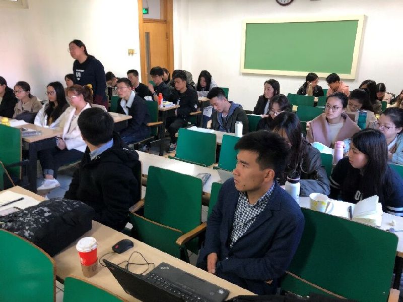 新闻学院“光明大讲堂”系列讲座——新闻报道中的人文情怀 新闻学院“光明大讲堂”系列讲座——新闻报道中的人文情怀
