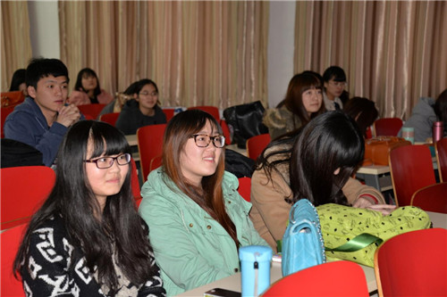 著名青年导演郑成飞来公司和同学们交流电影创作经验 著名青年导演郑成飞来公司和同学们交流电影创作经验