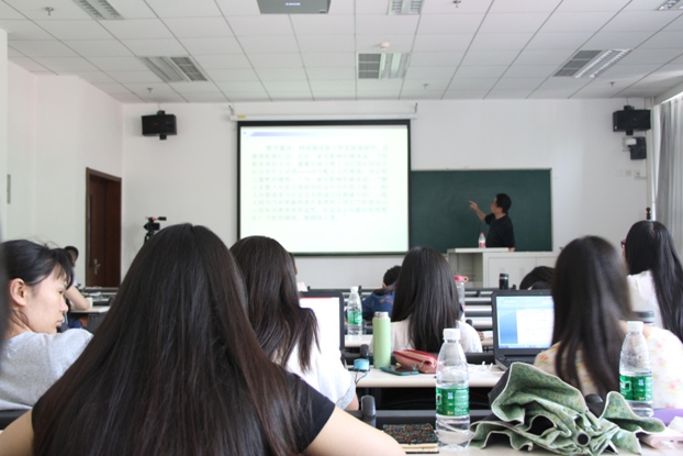 光明日报高级编辑徐华西教授走进传播学课堂 光明日报高级编辑徐华西教授走进传播学课堂