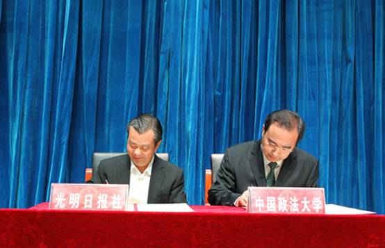 公司与光明日报社签署协议共建新闻传播学院 16.jpg